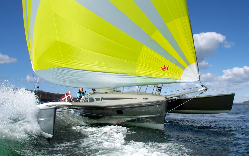 Dragonfly 920 with spinnaker
